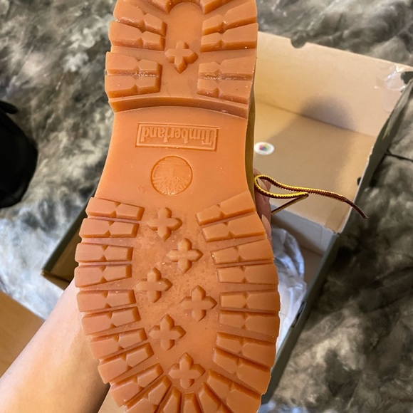 Women’s timberland boots. In new condition with box. Size 5.5 - Picture 3 of 3